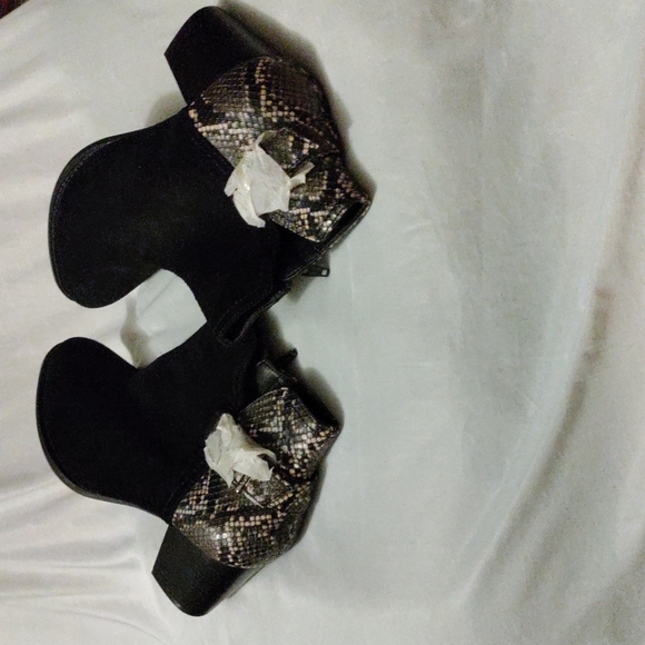 NWOT Women's Vionic Naomi Ankle Boots With Suede Upper and Snake Print Leather - Picture 5 of 8